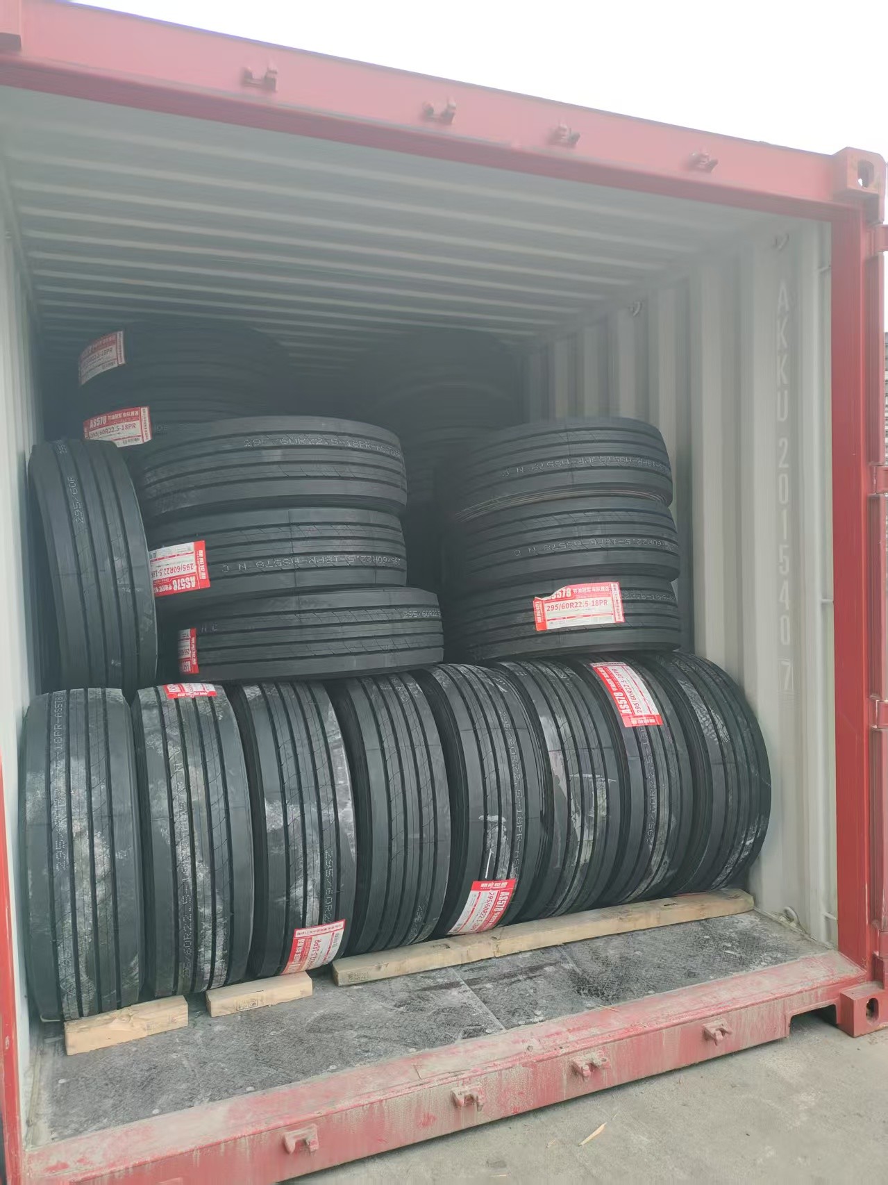kasus perusahaan terbaru tentang Chaoyang merek ban premium 295/60R22.5 untuk transportasi jarak menengah atau jauh di jalan raya ekspor ke Eropa