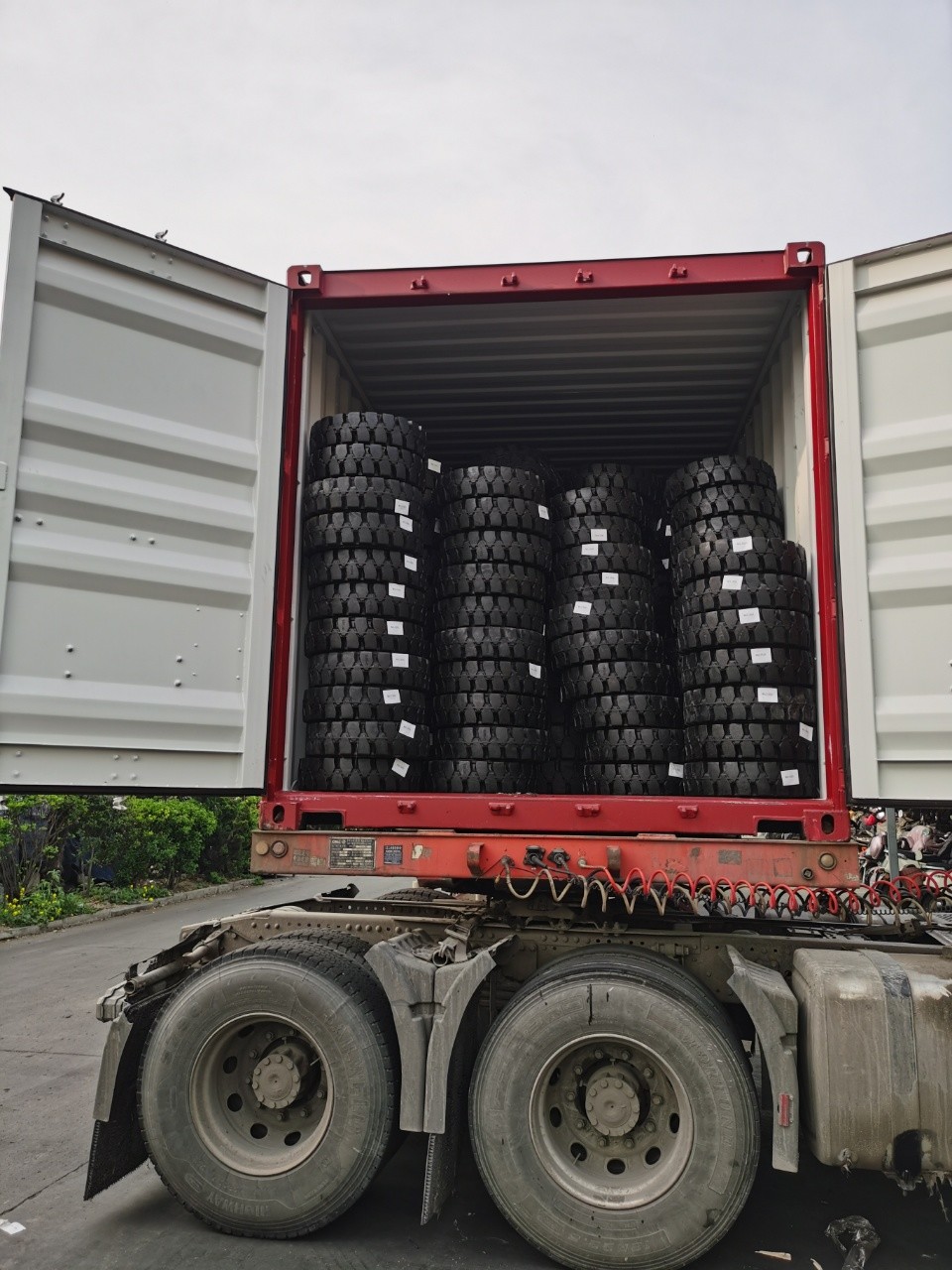 kasus perusahaan terbaru tentang Autolaker mendukung pemeliharaan setelah pasar MHE di industri makanan dengan ban solid forklift berkualitas tinggi dan ban pneumatik