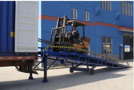 CE Disetujui DCQY6-0.5 Mobile Dock Leveler Kapasitas Pemuatan 6000kg Panjang 7m