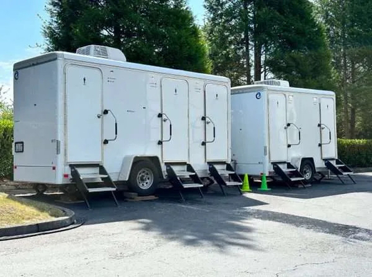 5 Stasiun Shower Customized Mobile Toilet Trailer Outdoor
