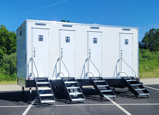 Disesuaikan 4 Stasiun Shower Toilet Trailer Kamar Mandi Outdoor Modern Toilet Trailer Produsen