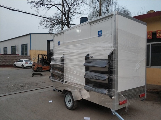 Harga terjangkau yang dapat digunakan di luar ruangan Ruangan umum mewah Toilet Trailer Kamar mandi Portable Potty Toilet mobile