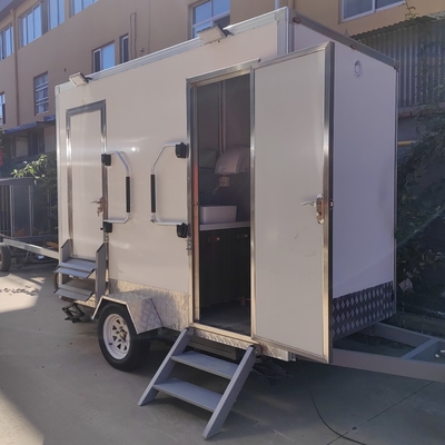 Harga terjangkau yang dapat digunakan di luar ruangan Ruangan umum mewah Toilet Trailer Kamar mandi Portable Potty Toilet mobile