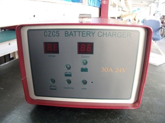 Stacker / Palet Truck Industrial Battery Charger 24V Dengan LED Cerah Tinggi