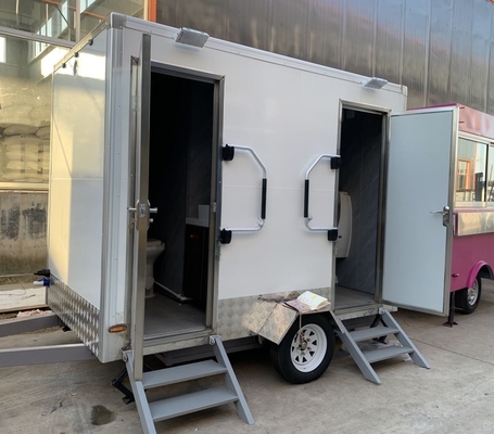 Hot Sale 2 Stalls Toilet Trailer Mobil Toilet Trailer Outdoor Kamar Mandi Trailer dengan Shower