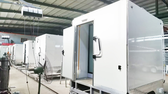 LAKER Customized Luxury Toilet Trailer 2 Stasiun Portable Toilet Trailer