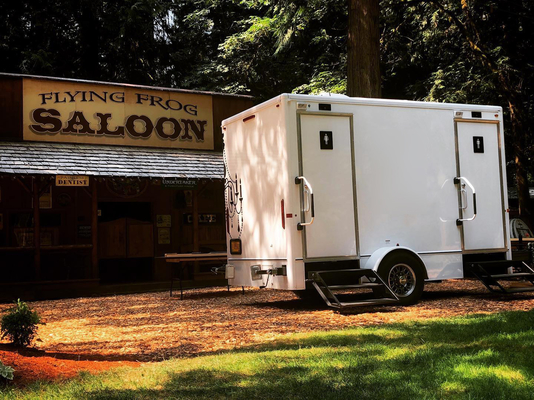Mobil Outdoor Toilet Trailer dengan 2 Kamar Mandi untuk Camping