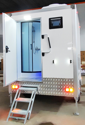 Luxury Disesuaikan Single Suite Mobile Toilet ShowerTrailer/Porta Potty untuk disewa untuk Pernikahan Festival, di luar ruangan, bepergian