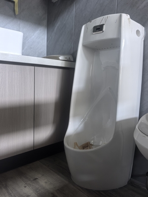 GT-3SS Sanitasi Sementara Mobil Toilet Trailer Mewah