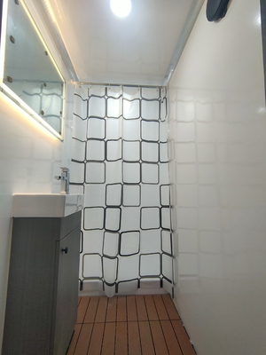 Disesuaikan 4 Stasiun Shower Toilet Trailer Kamar Mandi Outdoor Modern Toilet Trailer Produsen