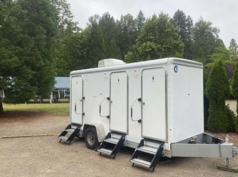 Mobil 3 Stasiun Portable Shower Toilet Trailer Customized Outdoor Modern Toilet Trailer Produsen