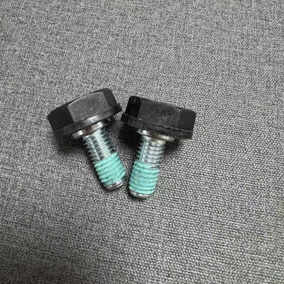Bagian-bagian baterai forklift M10*22 Bolts sekrup kepala plastik untuk kabel koneksi tipe fleksibel.