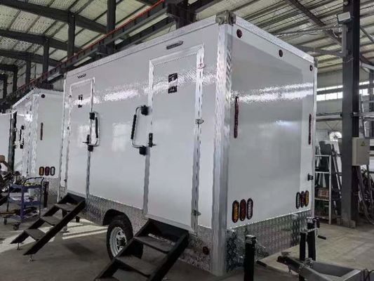 Mobil Outdoor Toilet Trailer dengan 2 Kamar Mandi untuk Camping