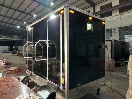 Mobil Outdoor Toilet Trailer dengan 2 Kamar Mandi untuk Camping